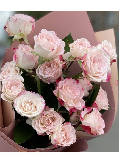 Комплимент из розовых кустовых роз